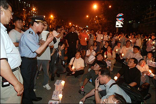 종로경찰서장이 농성자들 앞에서 과잉진압에 대해 사과하고 있다. 